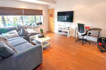 Old Woking Road, West Byfleet, Surrey, KT14 - Photo 2