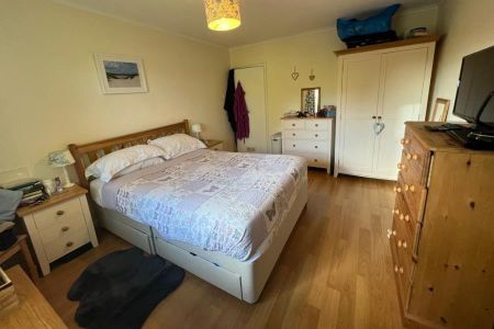 Jordans Close, Guildford, Surrey, GU1 - Photo 2