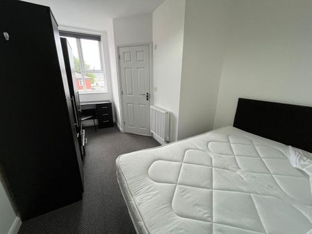 1 bedroom in a flat share to rent - Photo 4