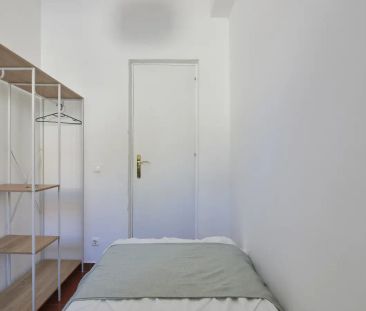 Room in a shared 4-bedroom apartment for rent in Lisbon. - Foto 1