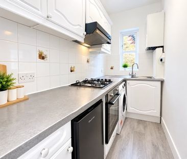 Flat to rent - Wickham Road, Beckenham, BR3 - Photo 2