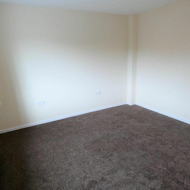 2 Bedroom Flat to Rent in Ashton - Photo 1