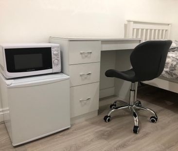 Room in a Shared House, Roman Road, E6 - Photo 4