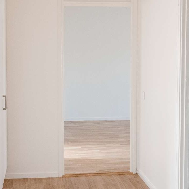 Om bostaden - Välkommen till en nyrenoverad lägenhet på Sloalyckan. Lägenheten är utrustad med moderna vitvaror såsom diskmaskin, tvättmaskin och torktumlare. Köket är renoverat i en öppen planlösning med stilrena beiga toner. Badrum och hall är renoverade och utrustade med ny inredning. Innerdörrar i sovrummet är bytta och samtliga rum är ommålade i vit kulör. Fiber finns indraget i lägenheten. I hyran ingår varmhyra, vilket omfattar uppvärmning och varmvatten. Även ett grundutbud av tv-kanaler samt sophantering ingår. Endast hushållsel tillkommer. Rökfritt boende gäller för alla kontrakt tecknade från och med 2025-01-01. - Foto 1