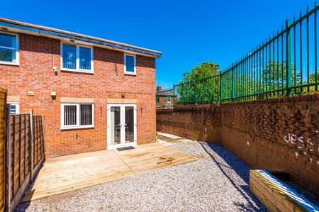 4 Bed Semi-Detached House, Ward Street, M40 - Photo 4