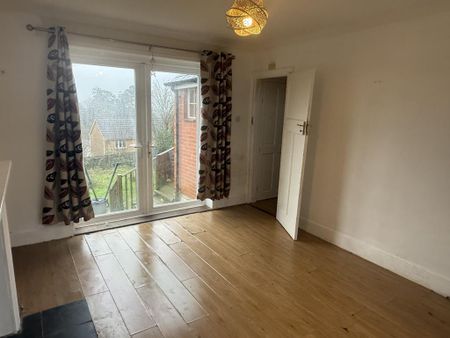 4 bedroom semi-detached house to rent - Photo 3