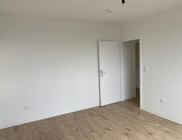 *Frisch renovierte 3-Zimmerwohnung mit Balkon und toller Aussicht* - Foto 1