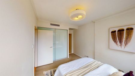 Sunny 1-Bedroom Apartment with New Carpet in Prime Waterloo Location - Photo 2