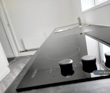 2 bedroom flat to rent - Photo 6