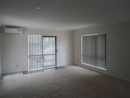 MODERN, SUNNY & SPACIOUS 3 BEDROOMS HOUSE - Photo 3