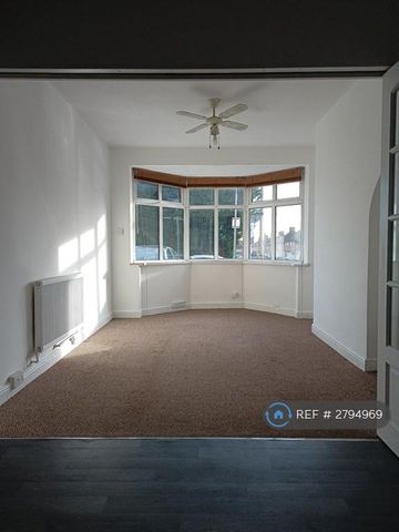 3 bedroom semi-detached house to rent - Photo 2