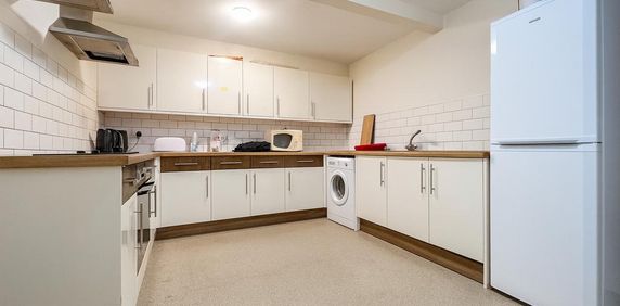 1 bedroom in a house share to rent - Photo 2
