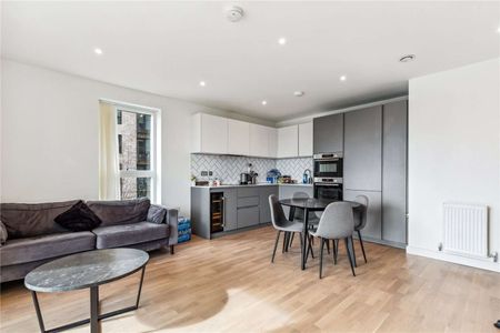A well presented two bedroom apartment located in Edwin House part of Berkeley Homes - The Green Quarter. - Photo 2