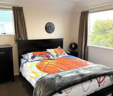 Private & Spacious 3-Bedroom Home with Double Garage - Photo 4