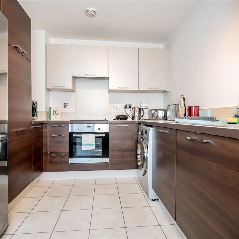 3 bedroom flat - Photo 1