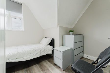 1 bedroom in a house share to rent - Photo 3