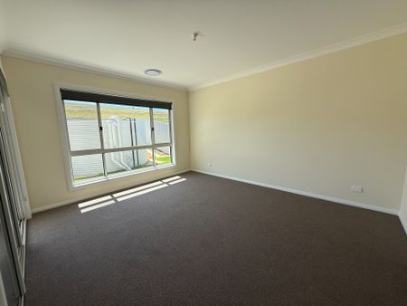 Luxrious Brand New Bugendore 4 bedroom Home - Photo 4