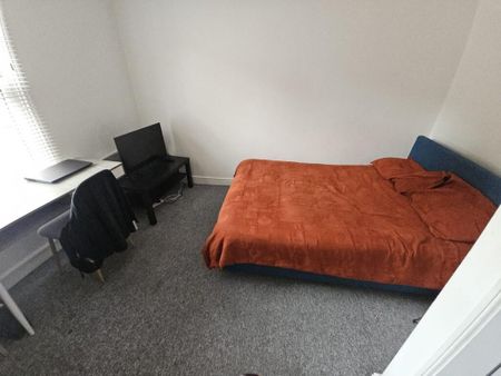 1 bedroom in a flat share to rent - Photo 2