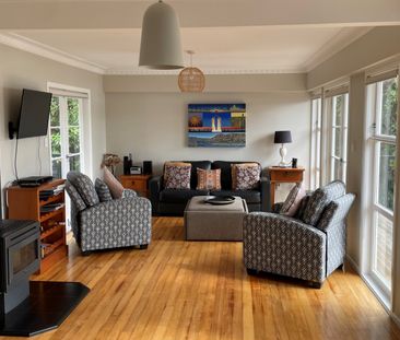 STUNNING 4 BEDROOM HOME WITH VIEWS. - Photo 6