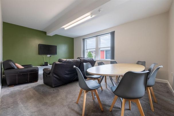 8 bedroom private hall to rent - Photo 1