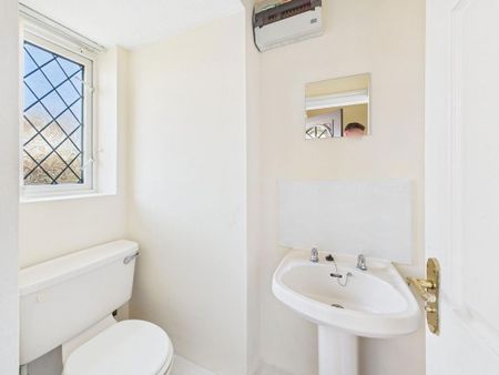 4 bedroom detached house to rent - Photo 2