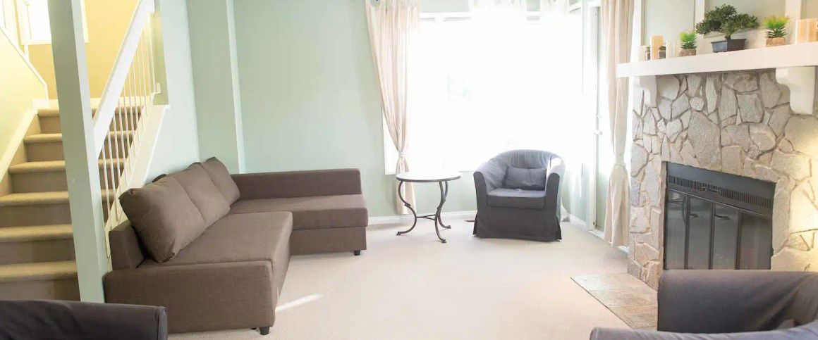 Large Bright 2 BR plus den Kensington Townhouse 3 mins to Downtown! — 2 Bedrooms+ Den Townhouse - Photo 1