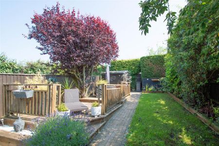 3 bedroom end of terrace house to rent - Photo 2