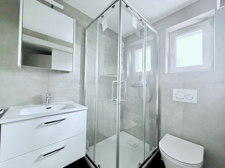 APPARTEMENT DE 4.5 PIÈCES ENTIÈREMENT RÉNOVÉ AVEC TERRASSE ET VUE SUR LA VALLÉE - Foto 2