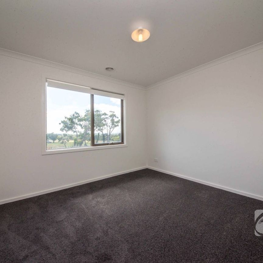 COMFORTABLE LIVING IN THE HEART OF CARDINIA LAKES - Photo 1