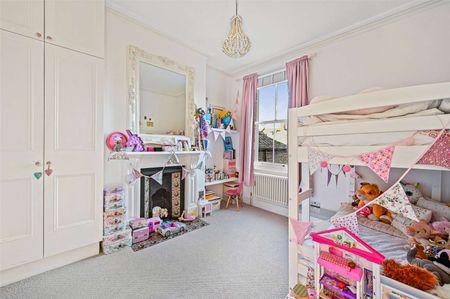A well-finished five bedroom house located close to Putney High Street and the River Thames. - Photo 4