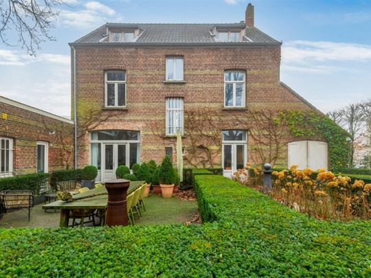 Instapklare en zeer centraal gelegen( deels gemeubelde) ruime herenwoning op 1498m2 met 5 SLK, garage & parktuin - Foto 1