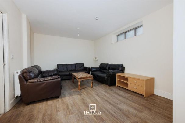 9 bedroom flat to rent - Photo 1