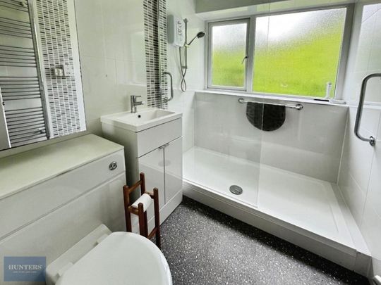 3 bedroom Flat To Let - Photo 1