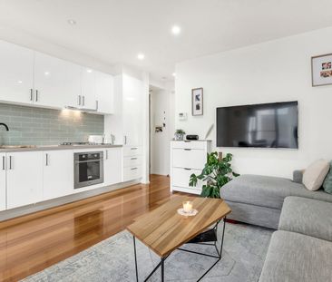 Comfortable living in a prime Thornbury location - Photo 1