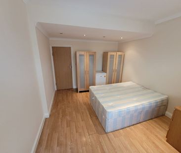 Room in a Shared Flat, Larch Road, NW2 - Photo 4