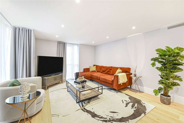 A stunning four bedroom apartment located right opposite Baker Street tube station. - Photo 1
