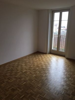 APARTMENT WITH BALCONY CLOSE TO ALL AMENITIES - Foto 1