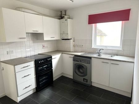 Partly Furnished 2 Bedroom Terrace - Photo 4