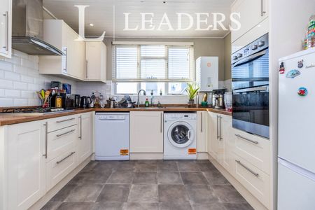 1 bedroom room to rent Ashdown Road, Epsom - Photo 5