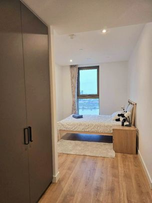 Room in a Shared Flat, Marsh Wall, E14 - Photo 1