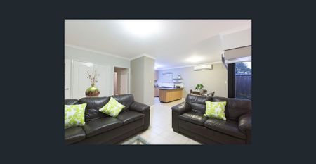 Comfortable 3x2 Home with Double Garage & Private Courtyard - Photo 3