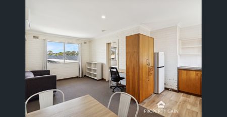 Charming 1-bedroom, 1-bathroom apartment is located on the top level of a small complex of just 12 units - Photo 2