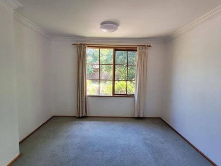 Perfect location in a beautiful area with a spacious backyard. - Photo 4