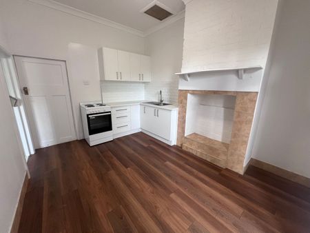Renovated One Bedroom Flat - Close to CBD - Photo 3
