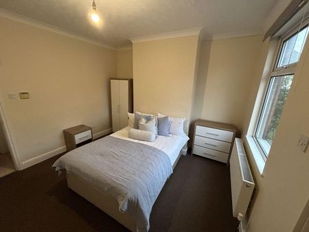 1 bedroom in a house share to rent - Photo 3