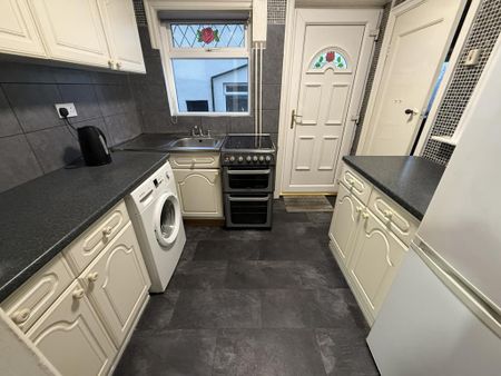 3 bedroom semi-detached house to rent - Photo 5