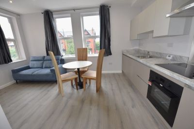 2 bedroom Flat in Flat 2, Leeds - Photo 2