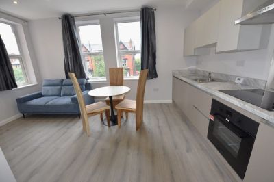 2 bedroom Flat in Flat 2, Leeds - Photo 4