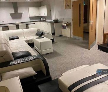 3 bedroom flat to rent - Photo 5
