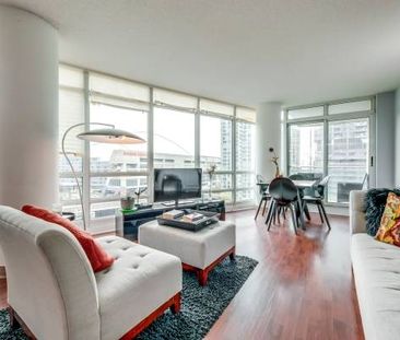 Spectacular 1 Bedroom + Den Suite with CN Tower Views in the Entertain - Photo 1